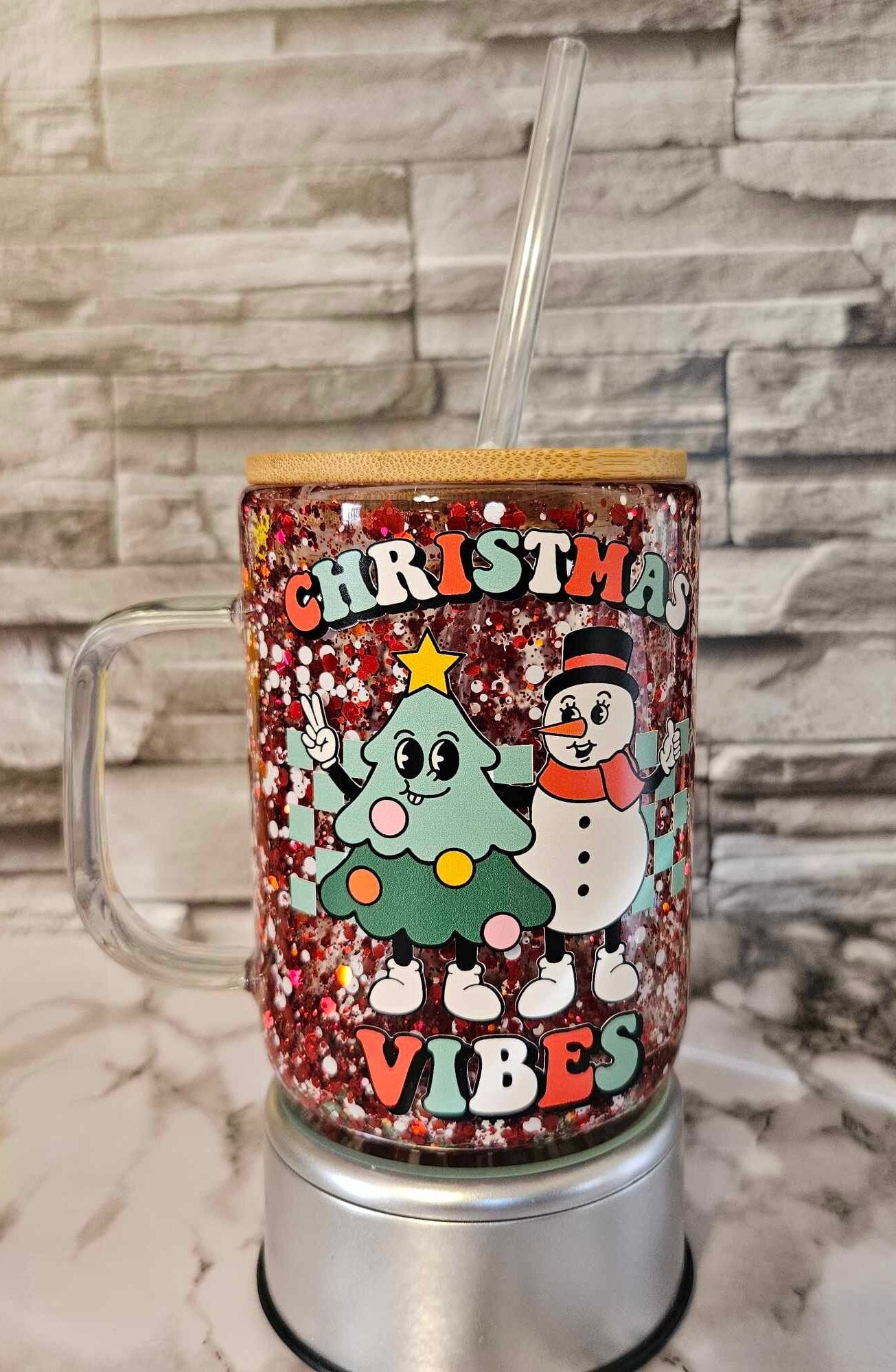 Retro Christmas Vibes Glass Coffee Mug with Bamboo Lid and Snowglobe Design for a Unique Beverage Experience